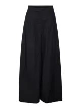 Pantalón negro de pierna ancha con cierre de gancho y cremallera, bolsillos laterales y detalle plisado.