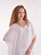 Vestido marrón medio con corte midi, mangas cortas y cuello en V.