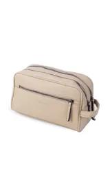 Neceser unisex marrón de símil cuero, con doble compartimento superior y bolsillo frontal con cierre. Asa lateral para fácil transporte.