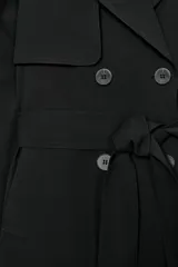 Gabardina larga color beige, con cuello solapa, manga larga con trabillas en hombros y cierre frontal cruzado con botones negros. Incluye cinturón a tono anudado.