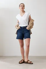 Short de jean azul medio con cinto con hebilla redonda.