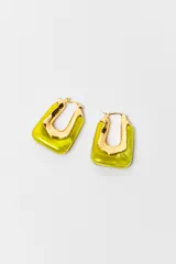 Par de caravanas tipo argolla con forma rectangular, con base de resina color verde lima y aplique dorado en forma de U.