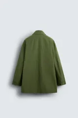Parka verde militar de corte relaxed fit confeccionada en tejido técnico ligero. Cuello solapa y manga larga. Bolsillos de plastrón con solapa en delantero. Cintura ajustable en interior. Cierre frontal con cremallera oculta por solapa con botones a presión.