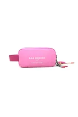 Neceser fucsia con cierre superior y correa de mano. Estampa frontal con el logo de la marca y la frase "Follow Your Heart".