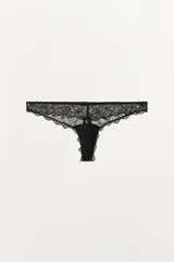 Tanga de encaje negro con tiro medio y cintura elástica.