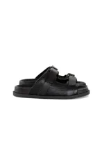 Sandalias planas negras de cuero con textura y múltiples correas ajustables con velcro.