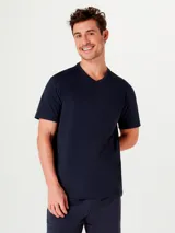 Camiseta blanca de algodón con escote en V y corte recto.