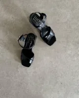 Sandalias doradas de cuero vacuno con taco bloque de 8cm y tira al tobillo.