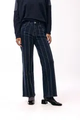 Jean de corte recto en color azul oscuro, con diseño de rayas verticales formadas por pequeños apliques brillantes a lo largo de toda la prenda.