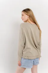 Remera verde lima de corte holgado con cuello redondo y mangas largas.