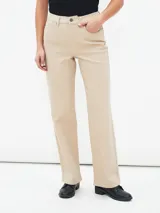 Pantalón de jean color beige, de corte recto y tiro alto.