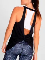 Musculosa deportiva negra de corte clásico con espalda racerback y logo pequeño en el ruedo.