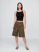 Short de jean de tiro alto con estampado animal print de leopardo en tonos marrones.