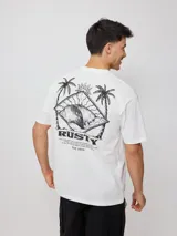 Remera blanca de algodón con cuello redondo y estampado del logo de la marca Rusty en el pecho.