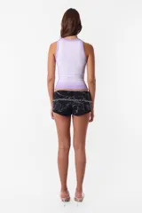 Microshort de gabardina negro con proceso de sobre teñido y lavado, tiro bajo, slim fit y detalle de costuras rojas.