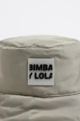 Gorro tipo bucket color gris topo de tejido técnico con cordón ajustable y etiqueta de silicona con el logo de Bimba y Lola.