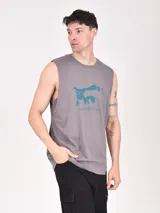 Musculosa gris con estampado abstracto en el frente y corte clásico.