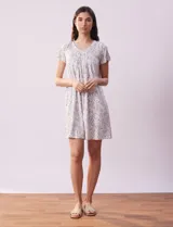 Camisón corto color blanco con estampado de manchas grises, escote redondo con detalle plisado y mangas cortas.