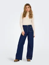 Pantalón de jean azul oscuro, de corte ancho, tiro alto y cierre de botones.