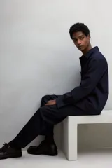 Pantalón de vestir negro de corte recto con cintura elástica y cordón ajustable. Tiene bolsillos laterales y traseros.