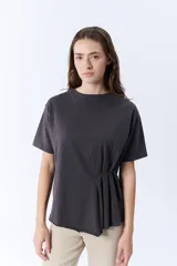 Remera gris oscuro de manga corta con cuello redondo y pinzas laterales que crean un efecto drapeado.