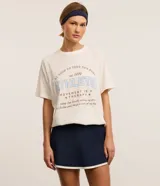 Remera deportiva color crema de algodón, con cuello redondo y mangas raglán cortas. Estampa frontal con la frase "Be good to your own body est. 1970 Athletic Movement is Therapy".