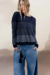 Sweater de punto azul marino con rayas horizontales grises, cuello redondo y mangas largas.