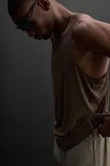 Musculosa deportiva negra de tejido ligero y elástico con zonas perforadas para mayor transpirabilidad, cuello redondo amplio, sisa con acabados termofijados, bajo con aberturas laterales y logo estampado reflectante en la espalda. Zara Athleticz.