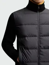 Cardigan híbrido Moncler con panel frontal acolchado y mangas y espalda de punto de lana. Presenta cuello alto, cierre frontal de cremallera completa y puños y bajo acanalados.