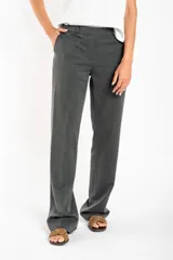 Pantalón de vestir gris oscuro, de corte recto y tiro medio.