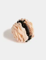 Broche con aplique de flor de tela color crema.