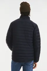 Campera puffer azul marino con cierre frontal, cuello alto y bolsillos laterales con cierre.