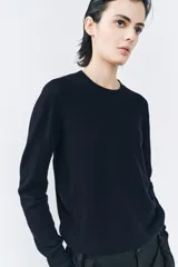 Sweater color borgoña de lana con cuello redondo y mangas largas.