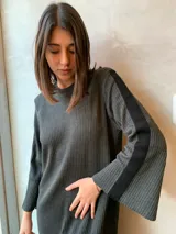 Vestido largo de tejido de punto en hilo color gris oscuro, con cuello redondo y mangas largas acampanadas.