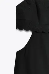 Vestido midi negro con tirantes finos, escote recto, aberturas laterales y bordados de flores.
