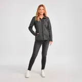 Campera polar de mujer marca CAT, color gris jaspeado, con cierre frontal, cuello alto y bolsillos laterales con cierre.
