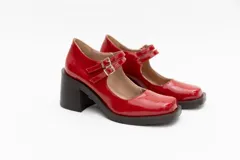 Guillermina de cuero negro con punta cuadrada, taco bloque y correa sobre el empeine con hebilla dorada.