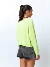 Short de jean gris oscuro con efecto desgastado, tiro alto, corte ajustado y bolsillos laterales con solapa.