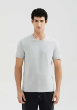 Camiseta gris oscuro de manga corta con cuello en V.