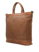Cartera tote de cuero color marrón con diseño trenzado en el frente, doble asa corta, correa larga ajustable y extraíble, cierre superior con cremallera, tres bolsillos interiores (uno con cierre) y forro de poliéster reciclado.