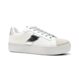 Championes blancos de cuero sintético con detalle de rayo plateado en el lateral, puntera de gamuza gris y cordones plateados.