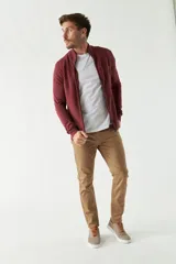 Campera tejida negra para hombre, con cuello alto y cierre frontal.