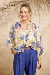 Blusa con cuello mao y mangas abullonadas.