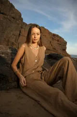 Gargantilla corta con cuentas redondas color beige y cuentas con forma de estrella color celeste.