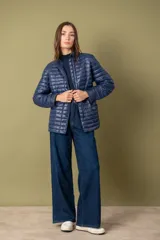 Campera capitoneada de nylon azul, con cierre frontal y botones, diseño acolchado.