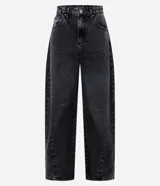 Pantalón de jean azul oscuro, corte barrel, con cintura con trabillas, cierre con botón y cremallera, bolsillos delanteros y traseros, y recortes en las rodillas y el bajo.
