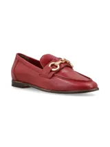 Mocasín de cuero color rojo con detalle de hebilla dorada.
