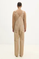 Mono enterizo negro de corte recto, con cintura normal con cierre de botón, pierna recta de largo completo, dos bolsillos laterales oblicuos, dos bolsillos deslizantes en la parte inferior y bolsillo tipo canguro en la parte delantera.