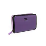 Billetera rectangular color púrpura con cierre perimetral y logo XL metálico en el frente.