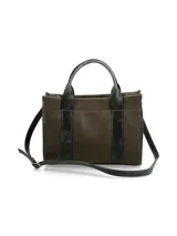 Bolso tipo tote bag de tamaño mediano, color verde oscuro con textura granulada. Presenta detalles en material gris oscuro con efecto desgastado o metalizado en las asas, los bordes y las tiras laterales. Incluye dos cierres verticales decorativos en el frente y una correa larga ajustable para llevar al hombro.